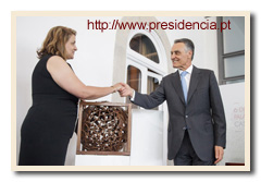 Isabel receiving the award from the Portuguese President